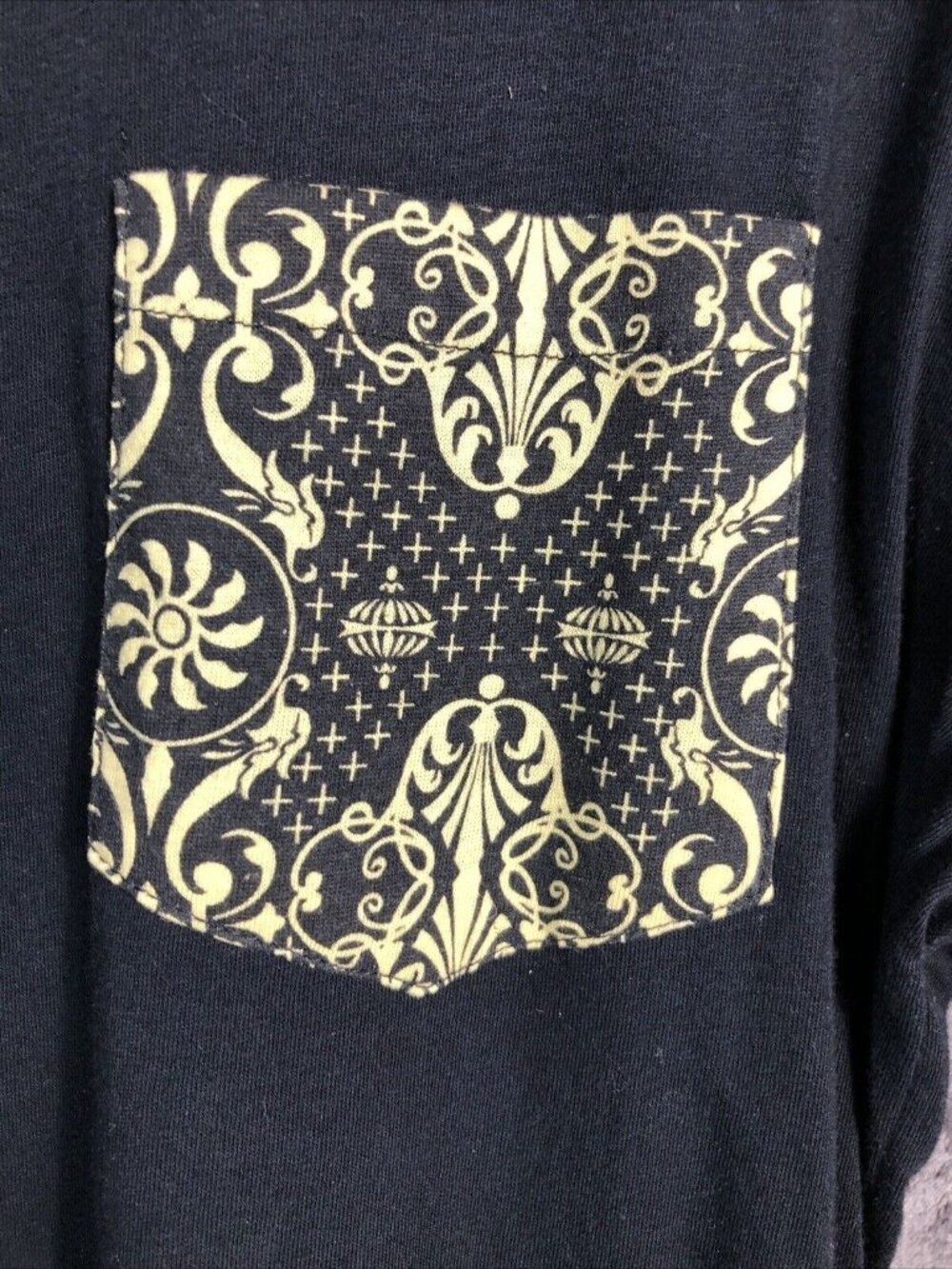 2 Men Men’s Pocket Tee Shirt Two Toned Black Yellow Geo Print Shirt Size L - Picture 3 of 8